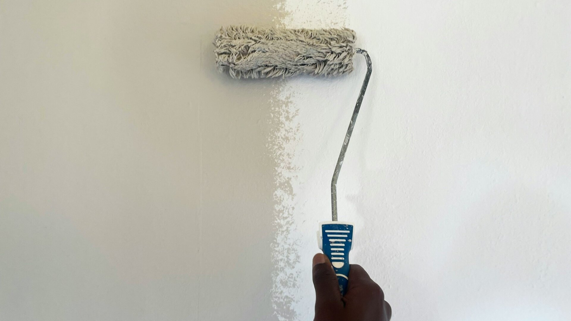 Peinture intérieure d'un mur au rouleau