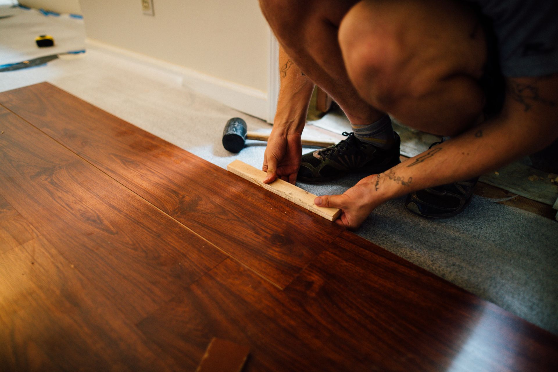 Pose d'un parquet stratifié dans une pièce en rénovation